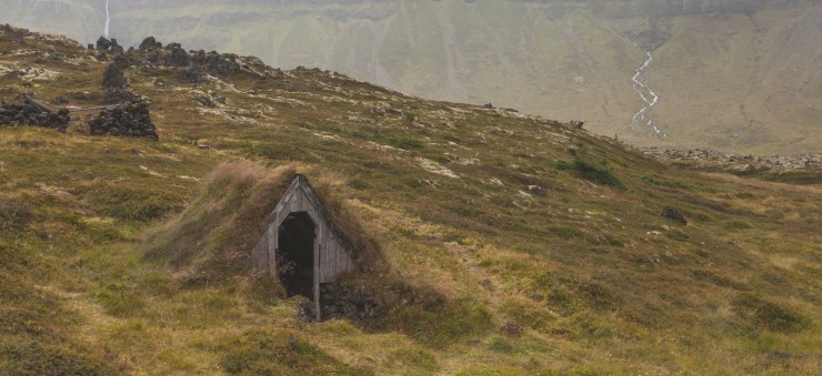 Underground hut in Island, modified from original photo which is (c) Diego Delso delso.photo, CC-BY-SA 4.0.